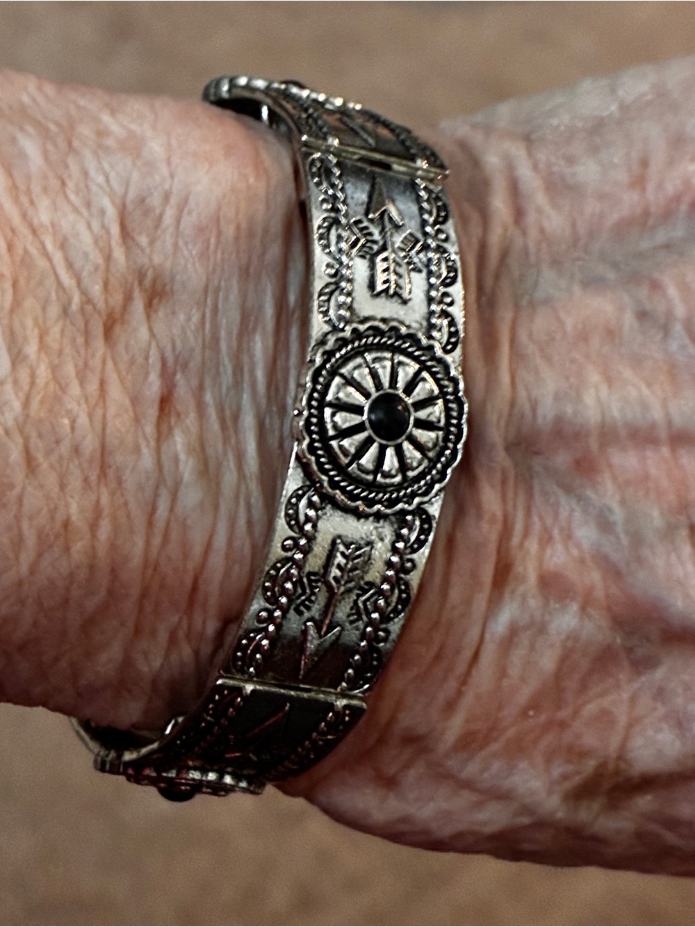 Vintage-Inspired Silver Tone Floral Motif Stretch Bracelet